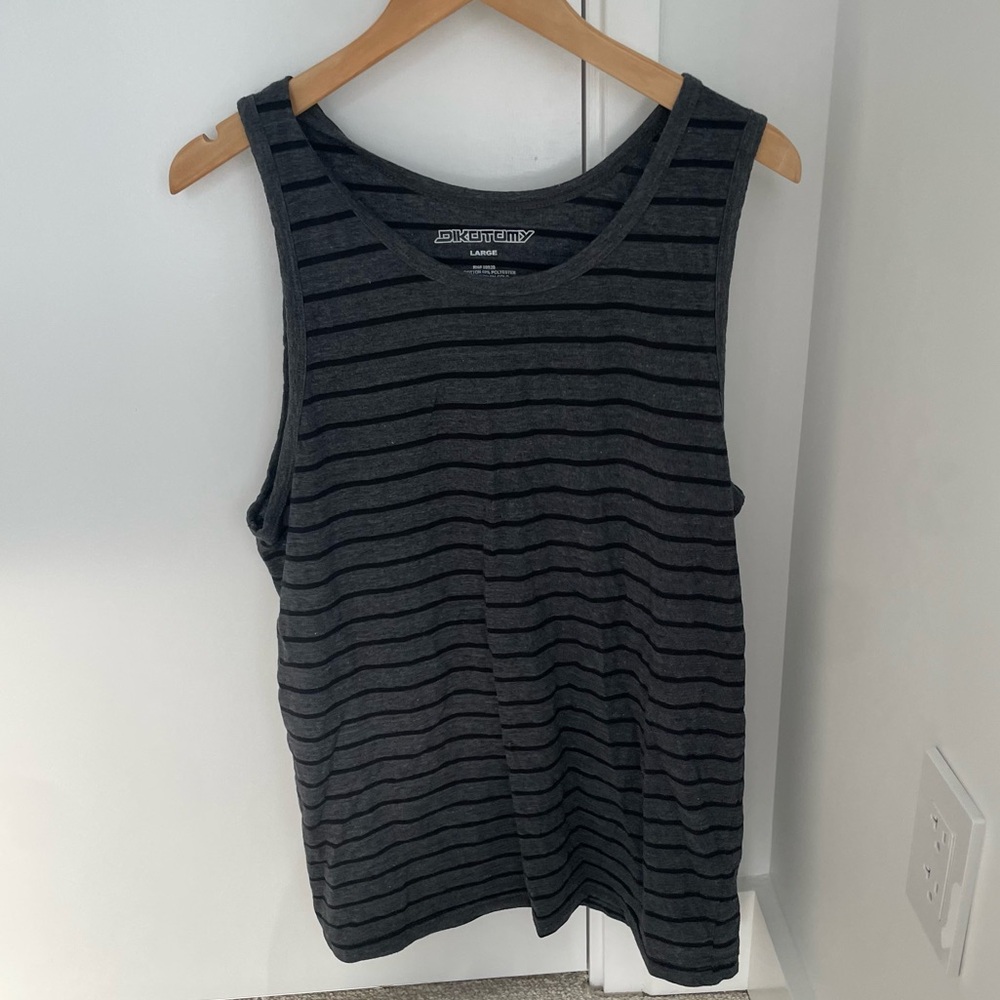 Dikotomy tank top, size large